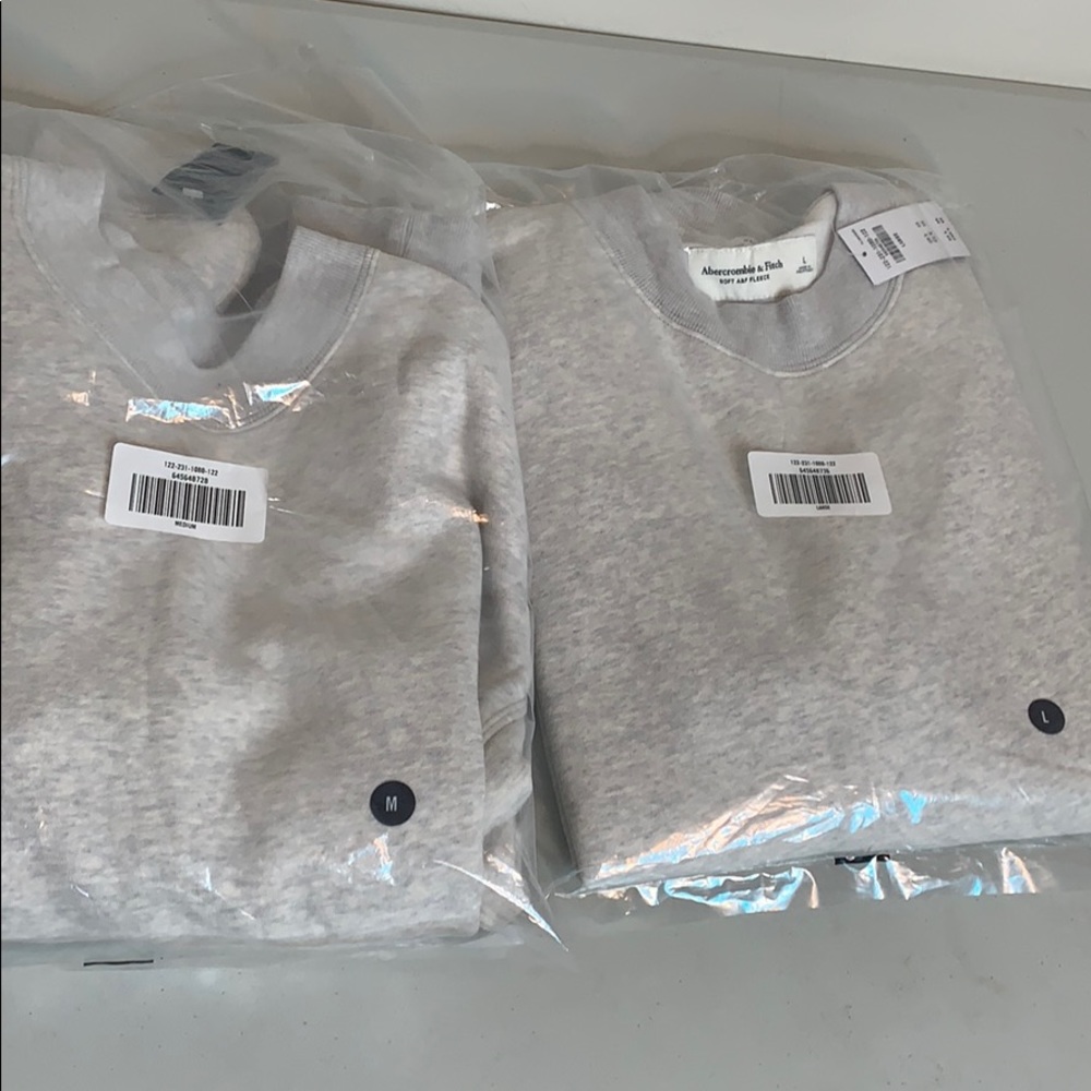 Abercrombie & Fitch softAF Relaxed Crew Sweatshirt - Picture 8 of 9